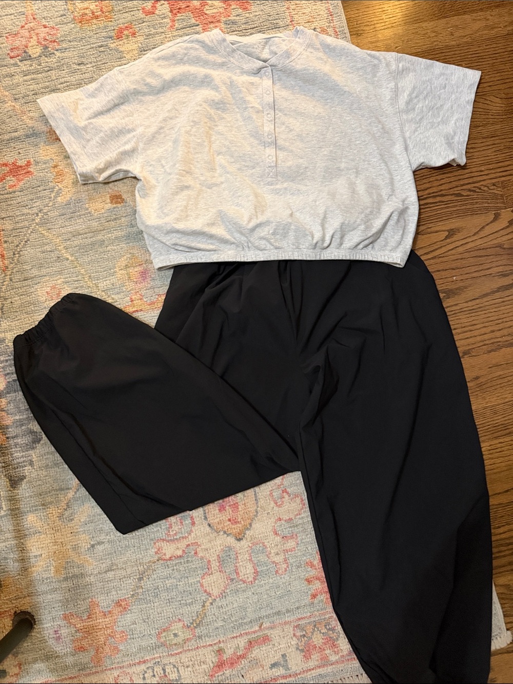 Aerie outfit black tech balloon pants and cropped sweat top